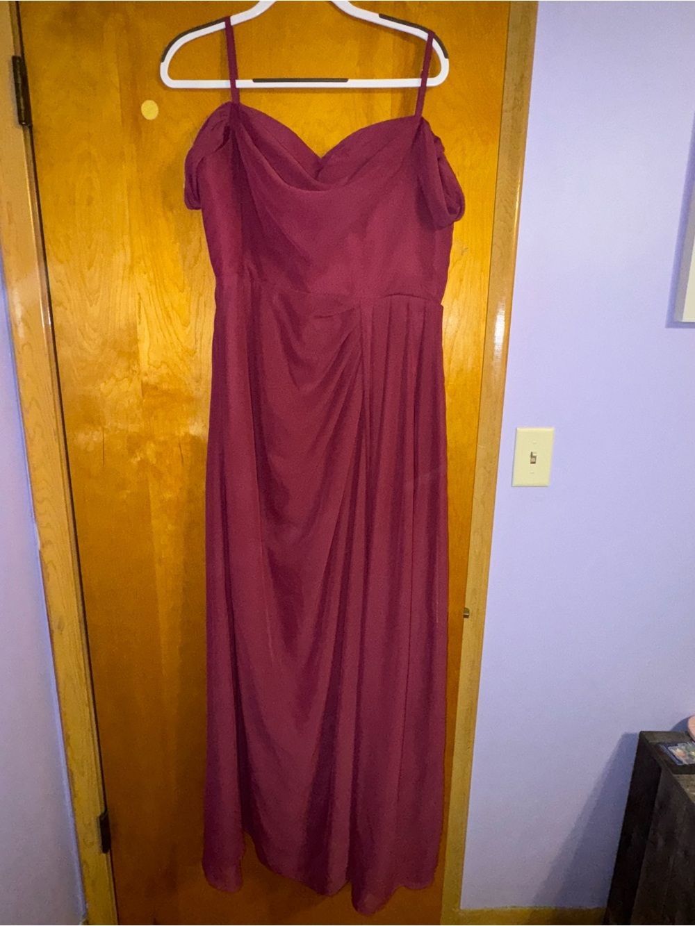 Elegant Burgundy Spaghetti-Strap Evening Dress